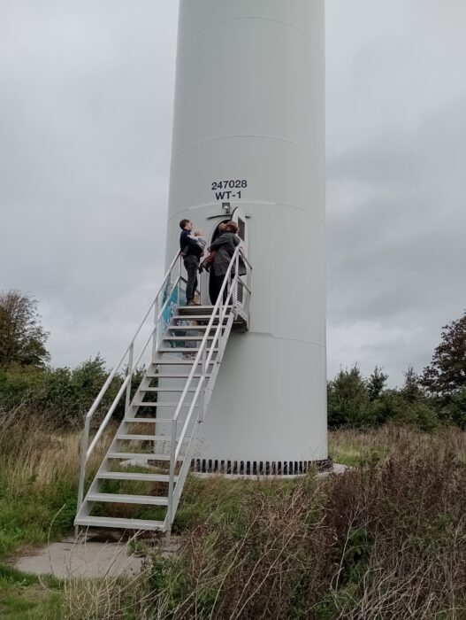Wachtend op een kijkje in de windmolen
